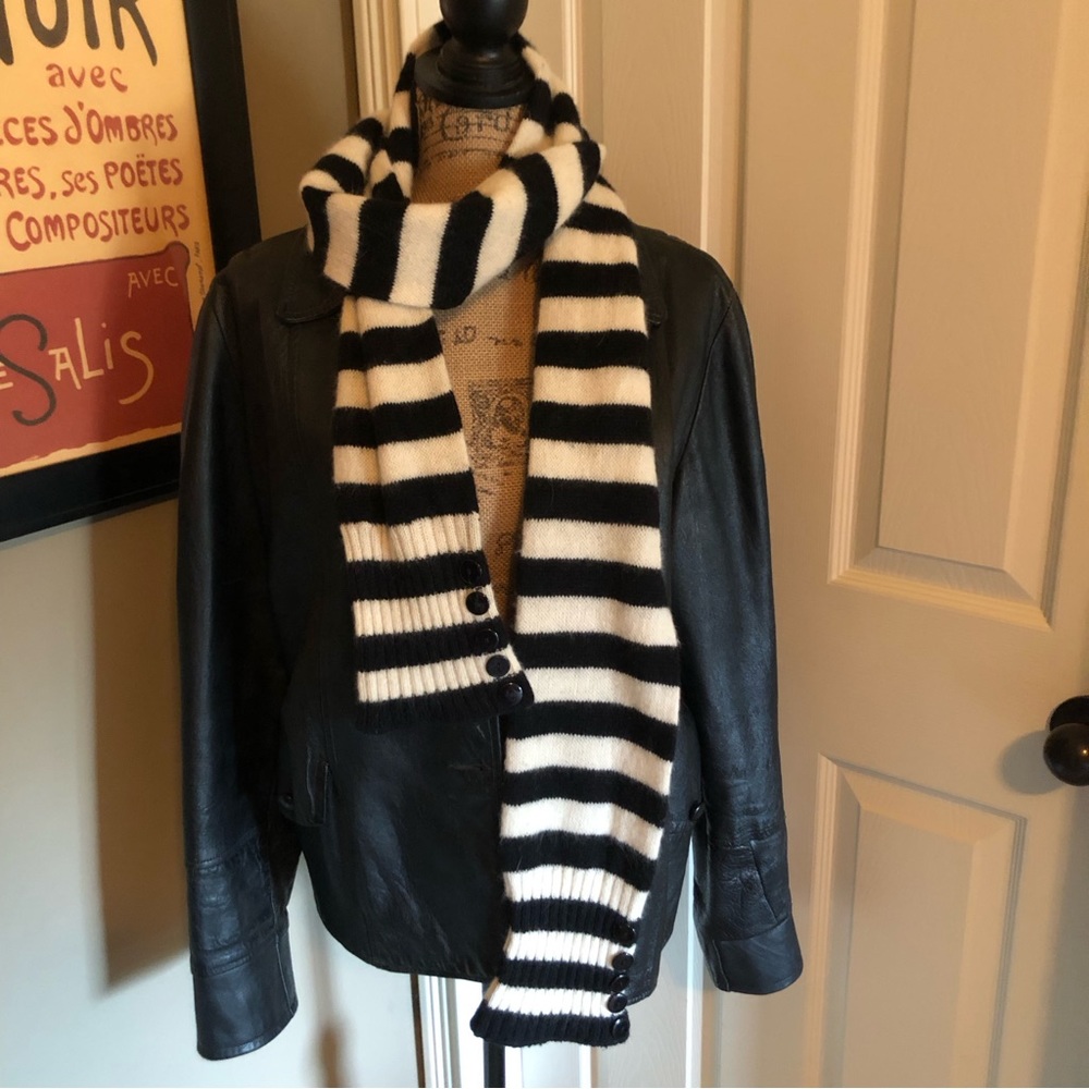 Black and white scarf
